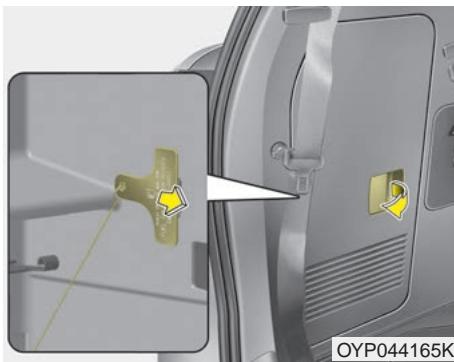 KIA Sedona YP (2014-2018) - Ouverture d'urgence du volet du réservoir d'essence - 1