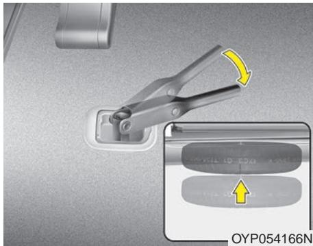 KIA Sedona YP (2014-2018) - Enlever le pneu de secours - 5
