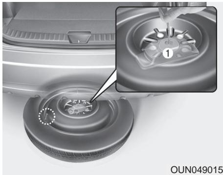 KIA Rondo UN (2006-2010) - Sortir et ranger la roue de secours - 3