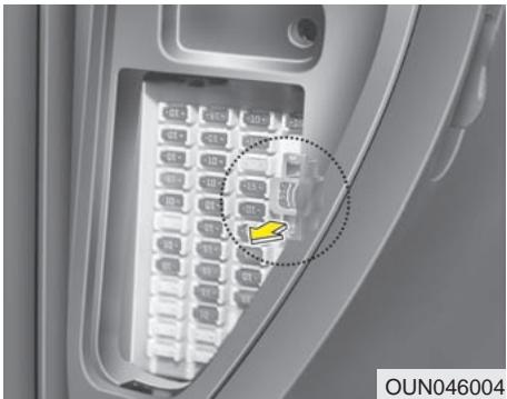 KIA Rondo UN (2006-2010) - Remplacer un fusible sur le panneau interieur - 2