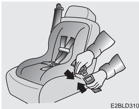 KIA Rondo UN (2006-2010) - Mettre une ceinture de sécurité de passager au mode d'auto-bouclage - 2