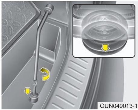 KIA Rondo UN (2006-2010) - Sortir et ranger la roue de secours - 1