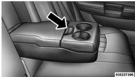 Chrysler 300 (2013) - Rangement de l'accoudoir des sièges arrrière - Selon l'équipement - 1