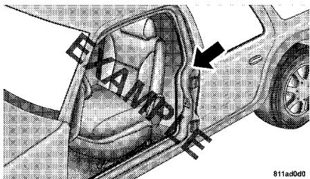 Chrysler 300 (2013) - Emplacement de I'etiquette d'information sur les pneus et la charge - 1
