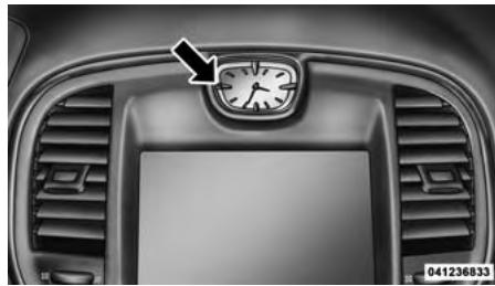 Chrysler 300 (2013) - RéGLAGE DE L'HORLOGE ANALOGIQUE - 1