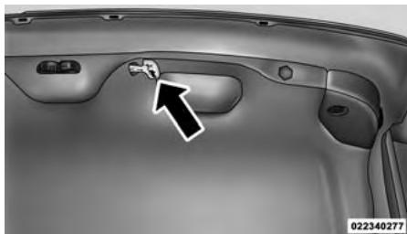 Chrysler 300 (2013) - Dispositif d'ouverture d'urgence du coffre - 1