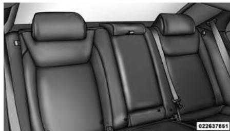 Chrysler 300 (2013) - Poser des dispositifs de retenue d'enfant à l'aide de l'ancrage d'attache supérieur : - 3