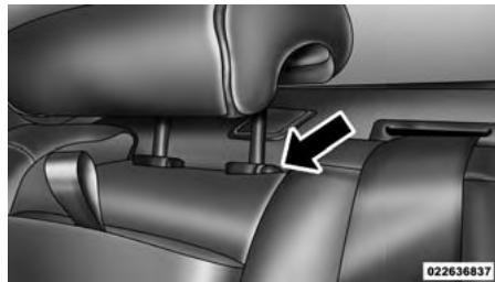 Chrysler 300 (2013) - Poser des dispositifs de retenue d'enfant à l'aide de l'ancrage d'attache supérieur : - 2