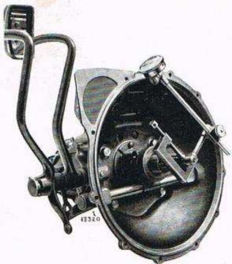 RENAULT Vivaquatre (1932-1939) - Reglage de la tension de la courroite de ventilateur. - 8