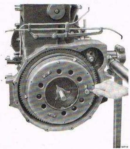 RENAULT Vivaquatre (1932-1939) - Reglage de la tension de la courroite de ventilateur. - 5