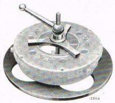 RENAULT Vivaquatre (1932-1939) - Reglage de la tension de la courroite de ventilateur. - 3