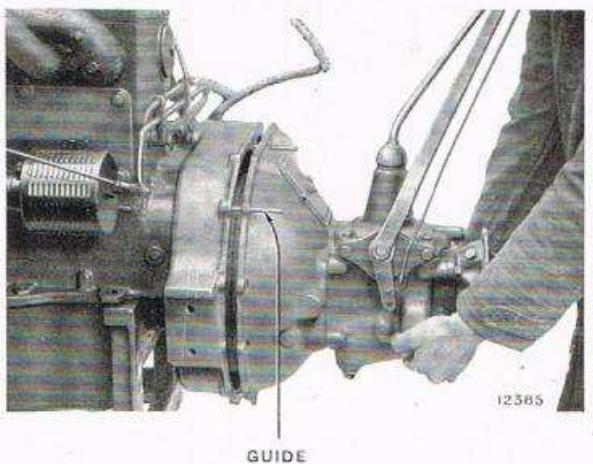 RENAULT Vivaquatre (1932-1939) - Reglage de la tension de la courroite de ventilateur. - 2
