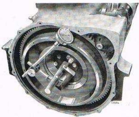 RENAULT Vivaquatre (1932-1939) - Reglage de la tension de la courroite de ventilateur. - 10