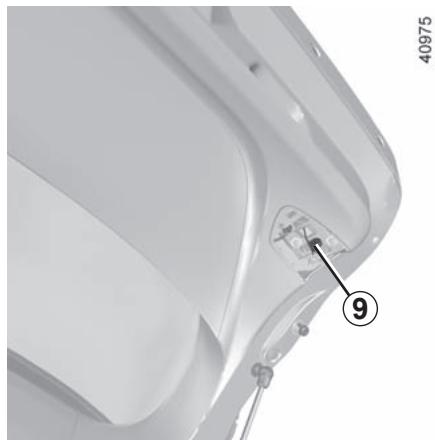 RENAULT Megane 4 (2016-2020) - FEUX ARRIÈRE ET LATÉRAUX : remplacement des lampes (2/9) - 3