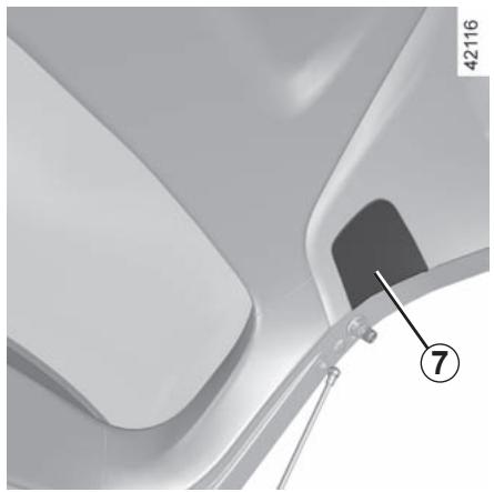 RENAULT Megane 4 (2016-2020) - FEUX ARRIÈRE ET LATÉRAUX : remplacement des lampes (5/9) - 1