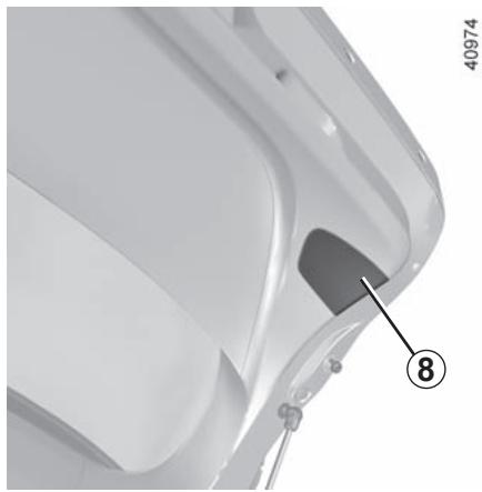 RENAULT Megane 4 (2016-2020) - FEUX ARRIÈRE ET LATÉRAUX : remplacement des lampes (2/9) - 1