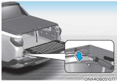 HYUNDAI Santa Cruz (2021) - Comment ouvrir manuellement le couvercle du compartiment de rangement sous la caisse - 2