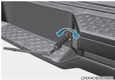 HYUNDAI Santa Cruz (2021) - Retrait et entreposage du pneu de secours - 2