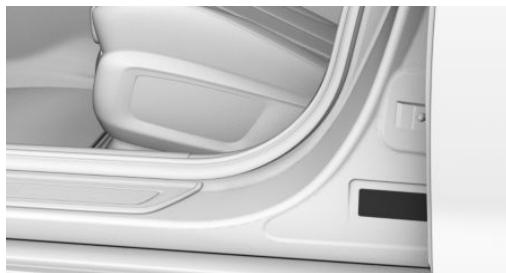 BMW X4 (2022) - Plaque constructeur sur le côté gauche - 1