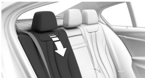 BMW M5 F90 (2017-2023) - Rabattre le dossier du siège arrêté depuis le compartiment à bagages - 3