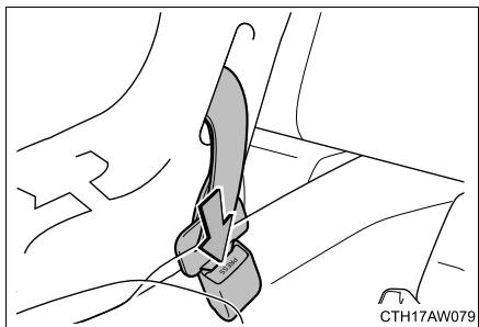 SUBARU BRZ (2017) - Démontage d'un siège de sécurité infant attaché avec une ceinture de sécurité - 1