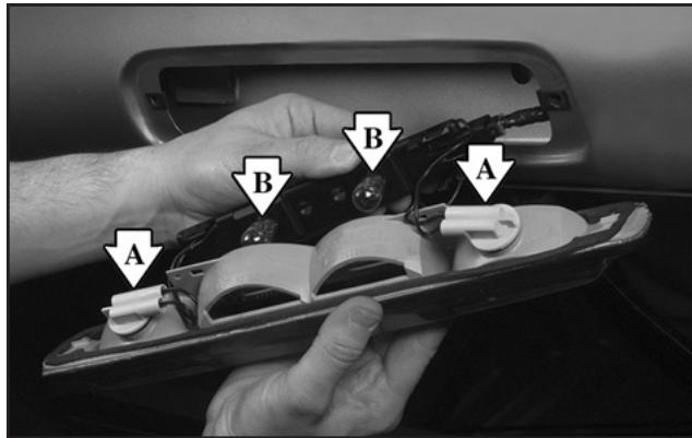 CHEVROLET Silverado (2006) - Feu d'arrêt central surélevé et éclairage du compartiment utilitaire - 2