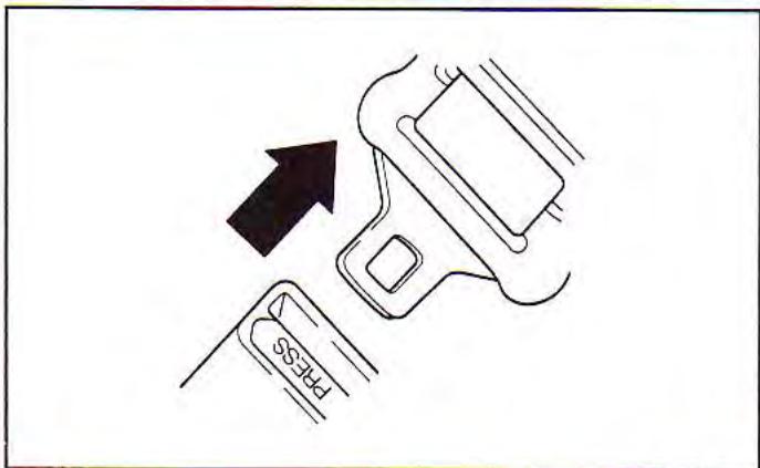 KIA Spectra (2000-2004) - Pour attacher la ceinture sous-abdominale arrriere : - 3
