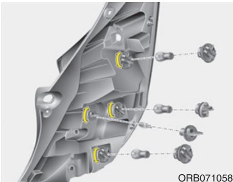 HYUNDAI Accent (2010-2018) - Remplacement des ampoules du bloc optique arrière combiné (5 Porte) - 2