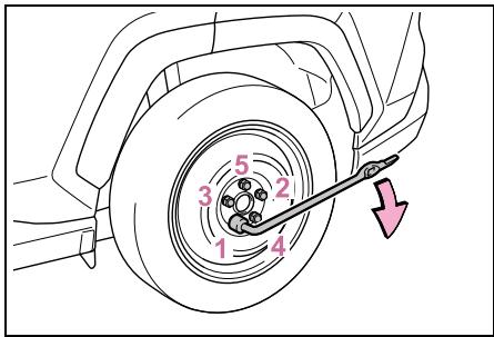 SUZUKI Across (2024) - Montage de la roue de secours - 5
