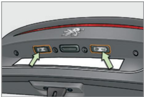 PEUGEOT 308 CC Phase 2 (2011-2015) - Changement des feu des plaque minéralogique (W5W) - 1