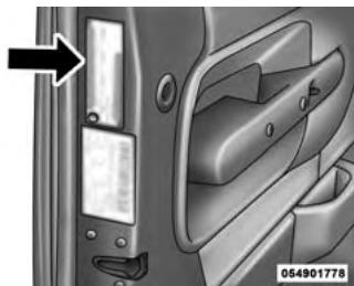 JEEP Patriot (2015) - Emplacement de I'etiquette d'information sur les pneus et la charge - 1