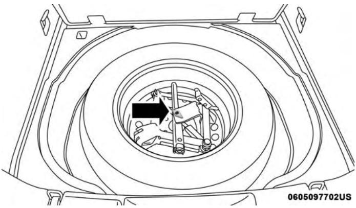 JEEP Cherokee Phase 1 (2013-2018) - Emplacement du cric et rangement de la roue de secours - 2