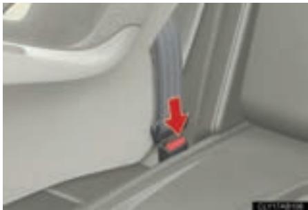 LEXUS IS XE20 Phase 2 (2010-2013) - Démontage d'un siège de sécurité infant attaché avec la ceinture de sécurité - 1