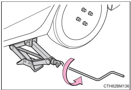 TOYOTA Prius C (2019) - Installation de la roue de secours compacte - 4