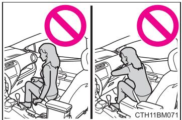 TOYOTA Prius C (2019) - Precautions relatives aux coussins gonflables SRS - 2