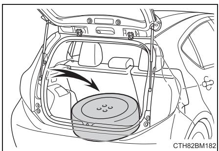 TOYOTA Prius C (2019) - Installation de la roue de secours compacte - 6