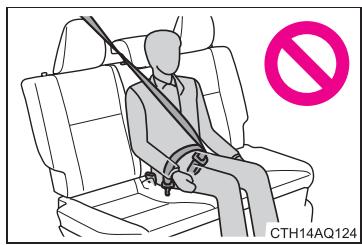 TOYOTA Prius C (2019) - Lorsque vous utilisez ou rangez la ceinture de sécurité centrale arriere - 1