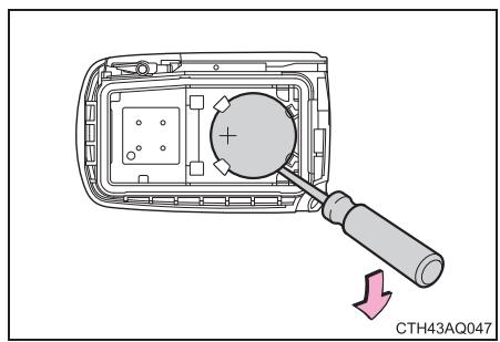 TOYOTA Prius C (2019) - Remplacement de la pile (vehicules avec système d'accès et de démarrage mains libres) - 3
