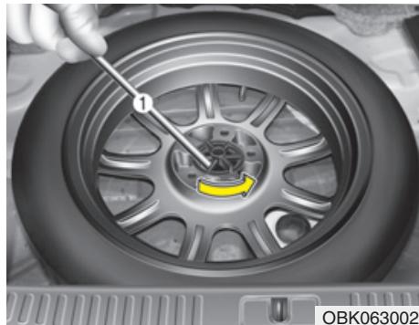 HYUNDAI Genesis coupe (2012-2016) - Sortir et ranger la roue de secours - 1