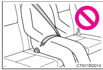 TOYOTA Highlander (2014) - Lorsque vous utilisez la ceinture de sécurité centrale de troisieme ran-gée - 1