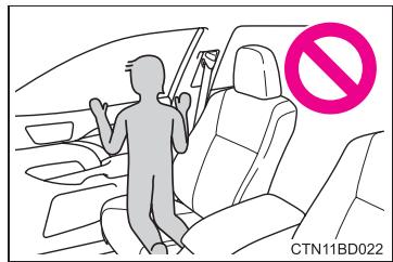 TOYOTA Highlander (2014) - Precautions concerning les coussins gonflables SRS - 3