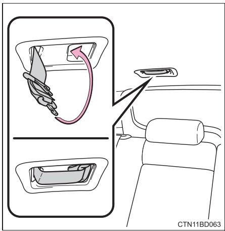 TOYOTA Highlander (2014) - Détacher et ranger la ceinture de sécurité (pour le siège central de la troisième rangée) - 3