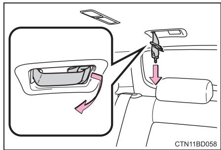 TOYOTA Highlander (2014) - Attacher la ceinture de sécurité (pour le siège central de la troisième rangée) - 1