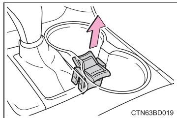 TOYOTA Highlander (2014) - Retrait de l'insert du porte-gobelets (porte-gobelet avant) - 1