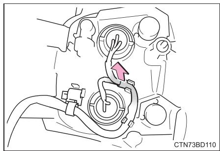 TOYOTA Highlander (2014) - ■ Feux de stop/arrière, deux de position latéraux arrêté et clignotants arrêté - 2