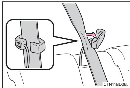 TOYOTA Highlander (2014) - Guide de comport de ceinture de sécurité (siège central de la troisième rangée) - 2