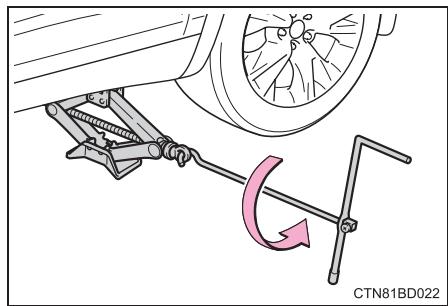 TOYOTA Highlander (2014) - Montage de la roue de secours - 4