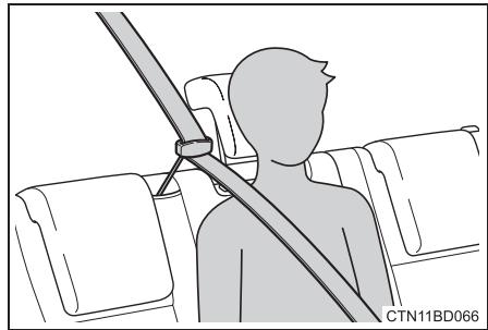 TOYOTA Highlander (2014) - Guide de comport de ceinture de sécurité (siège central de la troisième rangée) - 3