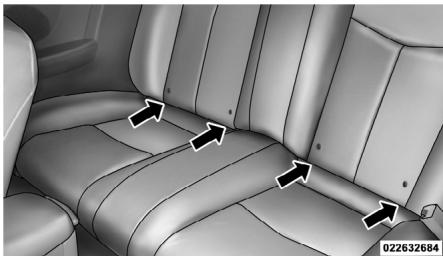 Chrysler 200 Cabriolet (2012) - Ancrages inférieurs des sièges arrière LATCH - 1