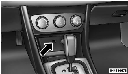 Chrysler 200 Cabriolet (2012) - Branchement d'un iPodMD ou d'un dispositif USB externe - 1